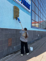 Работа по очистке памятного места на улице Комсомольской.